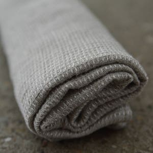 Linen waffle bath towel in natural color image 7
