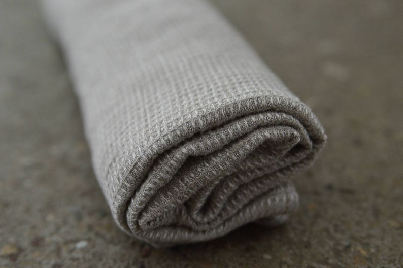 Linen waffle bath towel in natural color image 7