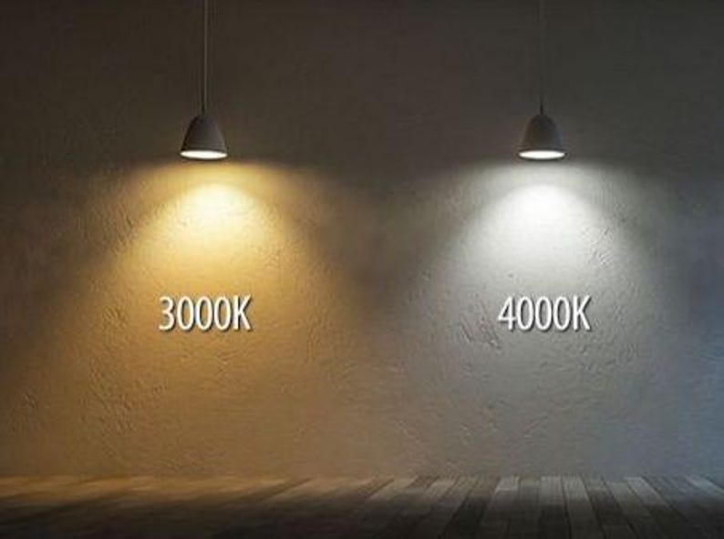 Puede incluir: Dos l&aacute;mparas colgantes iluminan paredes texturizadas, mostrando la diferencia entre las temperaturas de color de 3000K y 4000K. El lado izquierdo muestra un brillo c&aacute;lido y amarillento, mientras que el lado derecho emite una luz blanca m&aacute;s fr&iacute;a.