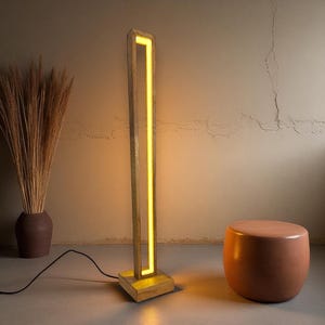 Geometric Oak LED Floor Lamp: Modern Minimalist Living Room Lighting