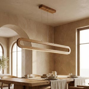 Lampadario a sospensione lineare a LED in rovere massello, realizzato a mano e dimmerabile.