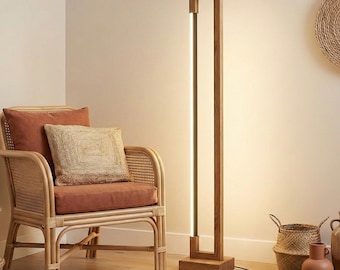 Lampada da terra in rovere realizzata a mano, con luce LED dimmerabile e design minimalista.