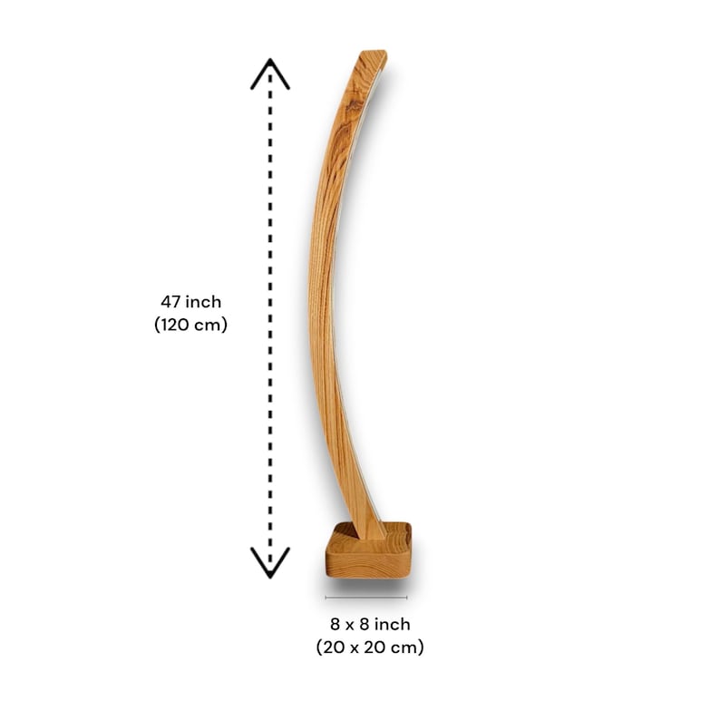 Op de afbeelding: Een gebogen houten sculptuur met een vierkante basis. De sculptuur is 120 cm hoog en de basis is 20 x 20 cm. Het hout heeft een natuurlijke nerf en een lichtbruine kleur.