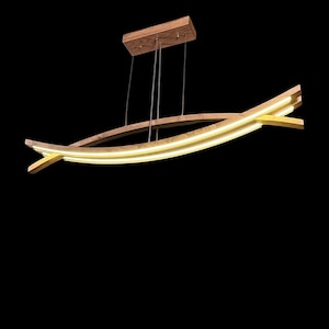 Puede incluir: Una moderna l&aacute;mpara colgante de madera con un dise&ntilde;o curvo en forma de barco. Cuenta con una marquesina rectangular de madera y est&aacute; suspendida por cables finos. La luz emite un brillo amarillo c&aacute;lido, creando un ambiente suave. El dise&ntilde;o es minimalista y elegante.