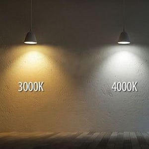 Op de afbeelding: Twee hanglampen verlichten getextureerde muren en tonen het verschil tussen 3000K en 4000K kleurtemperaturen. De linkerkant toont een warme, gelige gloed, terwijl de rechterkant een koel, wit licht uitstraalt.