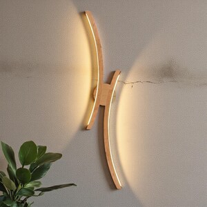 Curved Wooden LED Wall Sconce – Handmade Oak Bedside Light - Wooden Light Fixture - Custom Wood Sconce - Wall Art Light - Wall Light Fixture
