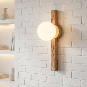 Handgefertigte Wandleuchte aus Eiche – Minimalistische skandinavische Opalkugelleuchte