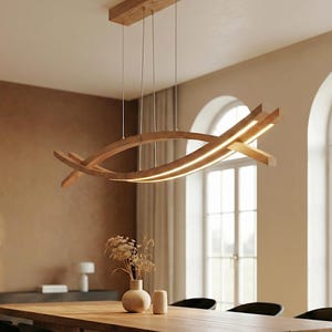 Lámpara LED de madera curvada – Lámpara colgante hecha a mano y personalizada – Lámpara escultural de roble para comedor, isla de cocina o sala de estar imagen 2