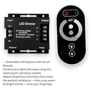 Op de afbeelding: Een zwarte LED-dimmer met ingangs- en uitgangsaansluitingen en een aanraakgevoelige afstandsbediening. De dimmer heeft tekst die luidt "LED Dimmer" en "Working voltage: 12V/24VDC". De afstandsbediening is zwart met een cirkelvormige lichtregeling.