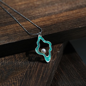 Anhänger mit Seewasserperle und grüner Emaille-Wolke, 990 Sterling Silber - Elegantes Geschenk für Sie, handgefertigt und individualisierbar