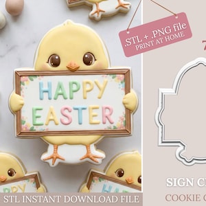 Könnte beinhalten: Osterkekse in Form von gelben Küken, die Schilder mit "HAPPY EASTER" in Pastellfarben halten. Die Schilder haben florale Ränder. Ein Ausstecher für ein "SIGN CHICK" ist ebenfalls abgebildet. Der Text ".STL + .PNG file PRINT AT HOME" und "7 sizes" ist enthalten.