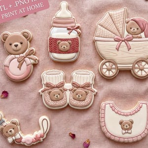 以下が含まれることがあります： ピンクと茶色のベビーをテーマにしたクッキーの詰め合わせ。テディベア、哺乳瓶、ベビーカー、ブーツ、よだれかけ、ガラガラが含まれています。クッキーは複雑なディテールで、リボンなどで飾られています。画像には「.STL + .PNG files PRINT AT HOME」と「STL INSTANT DOWNLOAD FILE」と書かれています。