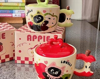 Ceramic Mug with Lid and Apple-Shaped Handle – Cute Cat Design, Perfect Gift for Cat Lovers and Sweet Aesthetic Fans