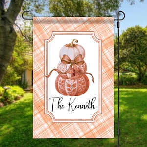 Bandeira de jardim de abóbora personalizada, decoração de jardim xadrez de outono com nome personalizado, decoração de colheita de outono e ação de graças ao ar livre para a temporada de outono