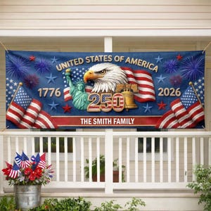 Op de afbeelding: Een patriottische banner met de tekst "United States of America" en de jaartallen "1776" en "2026". De banner toont een adelaar, het Vrijheidsbeeld, de Amerikaanse vlag en de tekst "250". De onderkant van de banner luidt "The Smith Family".