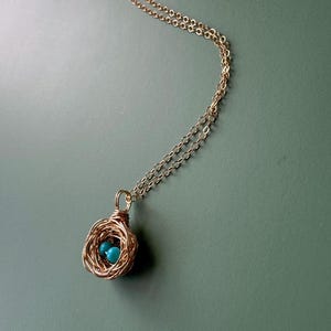 Kleine 14K gold filled hangerketting met vogelnest met Peruviaans roze opaal en/of Doornroosje.