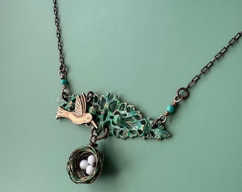 Collana colibrì: nido intrecciato a mano, uova di agata e turchese Kingman