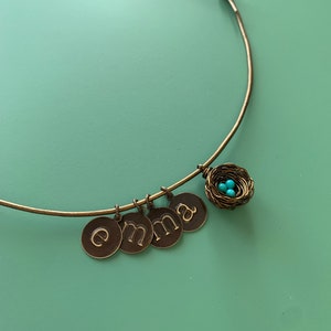 Collar con colgante de nido de petirrojo personalizado con turquesa semipreciosa Kingman de Arizona. ¡Elige tus huevos y dijes con iniciales de letras!