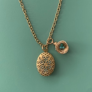 Diffusor medaillon met kleine nesthanger ketting met blauwe eieren gemaakt van Kingman-turkoois uit Arizona. Goudkleurig messing.