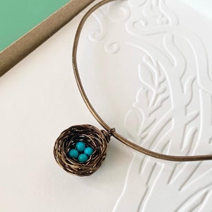 Gepersonaliseerde nesthangerketting met gewilde Doornroosje turkoois! Geïnspireerd door de Amerikaanse Robin. Kies je eieren en initialen!