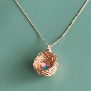 14K gold filled ketting met hanger van een vogelnest met Peruaanse roze opaal en Doornroosje turkoois.