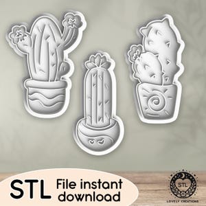 Puede incluir: Tres cortadores de galletas blancos con forma de cactus en varios diseños. Uno tiene flores, otro es alto y delgado, y el tercero tiene un diseño de maceta en espiral. El texto "STL File instant download" está en la parte inferior.