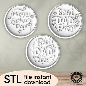 Puede incluir: Tres cortadores de galletas circulares blancos con texto en relieve. Uno dice "Happy Father's Day!" con corazones y un bigote. Otro dice "Best DAD Ever" con detalles florales. El tercero dice "Best DAD Ever".
