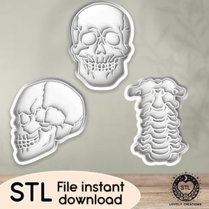 Könnte beinhalten: Drei weiße 3D-gedruckte Schädel-Designs für einen 3D-Drucker. Die Designs umfassen einen vollständigen Schädel, einen Schädel mit Kiefer und einen Satz Wirbel. Der Text "STL File instant download" befindet sich am unteren Rand des Bildes.