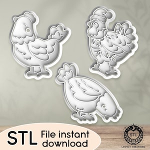 Pode incluir: Três cortadores de biscoitos de frango impressos em 3D em branco. Os cortadores são em forma de frango, frango com chapéu de Papai Noel e frango com a cabeça baixa. Os cortadores estão sobre um fundo cinza. Download instantâneo do arquivo STL.