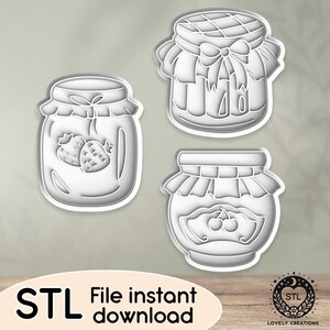 Puede incluir: Tres archivos STL para la impresión 3D de cortadores de galletas en forma de tarro. Los tarros son de diferentes estilos, uno con un lazo, otro con fresas y otro con cerezas.