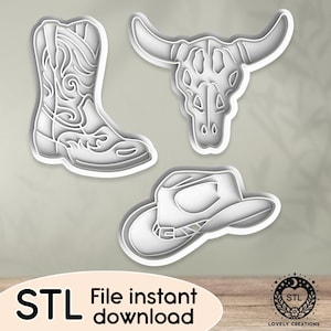 Puede incluir: Tres archivos STL blancos para impresión 3D: una bota de vaquero, un sombrero de vaquero y un cráneo de toro. El texto "STL File instant download" está en la parte inferior de la imagen.