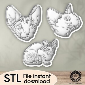 Puede incluir: Tres cortadores de galletas blancos con forma de gato. Dos cortadores son cabezas de gato y uno es un gato en posición sentada. La imagen incluye el texto "STL File instant download" y un logotipo.