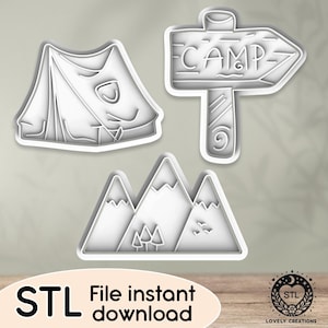 Può includere: Tre stampini per biscotti in 3D stampati in bianco a forma di tenda, montagne e un cartello che dice "Camp".