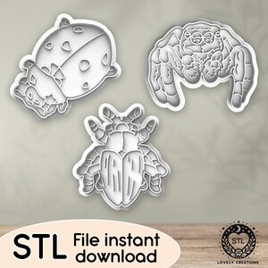 Puede incluir: Tres cortadores de galletas de plástico blanco con forma de mariquita, araña y escarabajo. La mariquita tiene lunares, la araña tiene ocho patas y el escarabajo tiene las letras "BAB". El texto "STL File instant download" está en la parte inferior.