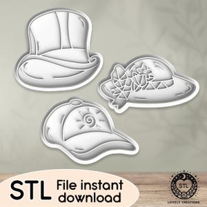 Op de afbeelding: Drie 3D-geprinte koekjesvormen in de vorm van een hoed, een zonnehoed en een baseballpet. De vormen zijn wit en hebben een gladde, glanzende afwerking. Direct downloaden van het STL-bestand.