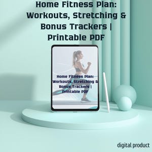 Może przedstawiać: Mockup produktu cyfrowego na ekranie tabletu. Ekran wyświetla drukowany plan ćwiczeń domowych z treningami, rozciąganiem i dodatkowymi trackerami. Tablet znajduje się na jasnoniebieskiej platformie z białym rysikiem obok.