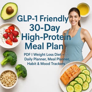 Könnte beinhalten: Eine Frau steht neben einem Teller mit Essen, mit dem Text "GLP-1 Friendly 30-Day High-Protein Meal Plan." Das Bild enthält eine halbe Avocado, Joghurt mit Erdbeeren, Brokkoli, braunen Reis, Lachs und Gurkenscheiben.