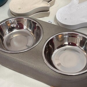 Mangiatoia per cani e gatti. Ciotola per acqua e cibo per animali domestici. Stile rustico.