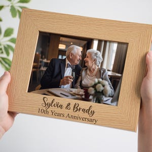 Cadre photo en bois personnalisé, cadre photo gravé, cadre photo fiançailles couple, cadre photo de mariage, cadeau de mariage personnalisé