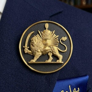 Pin de Shir-o-Khorshid (León y Sol)