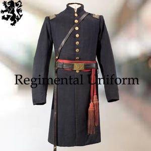 Könnte beinhalten: Eine marineblaue Militäruniform mit goldenen Knöpfen, Schulterklappen und einem roten Schärpenband. Die Uniform umfasst einen Ledergürtel mit einer Messingschnalle und einen Lederriemen. Der Text "Regimental Uniform" ist sichtbar.