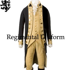 Op de afbeelding: Een zwart en bruin Regimentsuniform met gouden knopen. Het uniform bestaat uit een lange jas, een vest en een broek. De jas heeft gouden knopen en manchetten. Het vest is bruin met gouden knopen. De broek is bruin. De tekst "Regimental Uniform" wordt weergegeven.