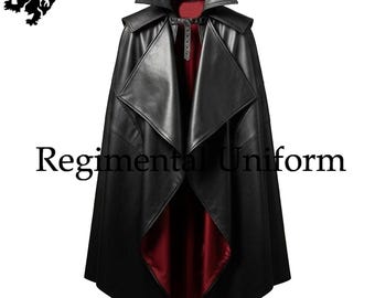 Può includere: Una mantella nera con colletto alto e fodera interna rosso scuro. Il capo presenta una chiusura con fibbia sul davanti all'altezza del collo, ampi revers e un design strutturato. Il testo "Regimental Uniform" è stampato in nero al centro.