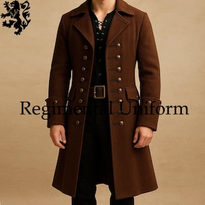 Può includere: Un cappotto marrone doppiopetto con bottoni dorati e colletto a revers. Il cappotto ha una vestibilità sartoriale, una cintura e il testo "Regimental Uniform" è visibile. Il cappotto è uno stile classico, adatto per cosplay o rievocazioni storiche.