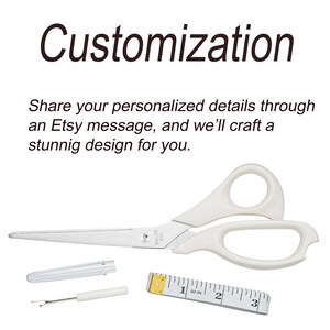 Puede incluir: La imagen muestra tijeras con mango blanco, un abridor de costuras, una cinta m&eacute;trica y la palabra "Customizaci&oacute;n". La cinta m&eacute;trica muestra pulgadas. El texto anima a compartir detalles personalizados a trav&eacute;s de mensajes de Etsy para dise&ntilde;os personalizados.