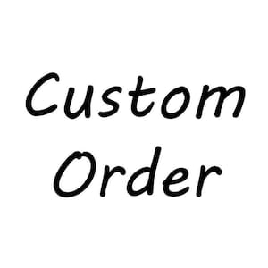 Pode incluir: Texto preto em itálico sobre fundo branco: "Custom Order". O texto está centrado e ligeiramente inclinado. A imagem é simples e limpa, com foco no texto.