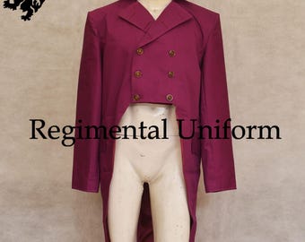 Puede incluir: Una levita de doble botonadura en color magenta oscuro con cuello ancho, mangas largas y seis botones marrones dispuestos en dos filas verticales. La prenda se muestra sobre un maniquí e incluye el texto Regimental Uniform.
