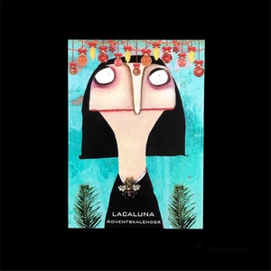 Peut inclure: Calendrier de l'Avent illustré avec un visage stylisé, de grands yeux et des cheveux noirs. La figure est ornée de décorations de Noël et d'une broche abeille. Le texte "LACALUNA ADVENTSKALENDER" est visible en bas.