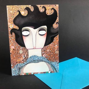 Könnte beinhalten: Eine Grußkarte mit einer stilisierten Illustration einer Person mit schwarzen Haaren und einem blauen gemusterten Kleid. Der Hintergrund ist ein Mosaik aus kleinen Kreisen in Braun- und Goldtönen.