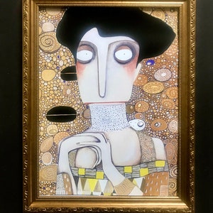 Könnte beinhalten: Ein gerahmtes Gemälde einer Frau mit einer langen Nase und großen Augen. Der Hintergrund ist ein goldenes Mosaikmuster.